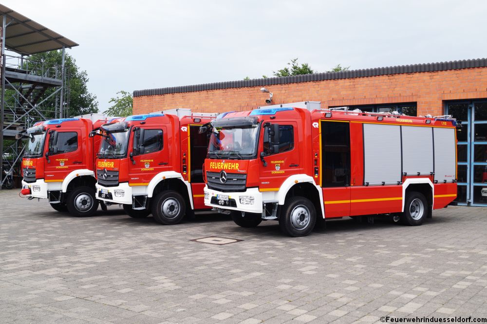 Gruppenfotos Von Den Drei Neuen HLF`s Der Feuerwehr Dormagen